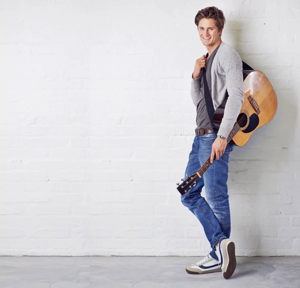 Müzikal Yeteneğini Paylaşıyor Gitarlı Genç Bir Adam — Stok fotoğraf