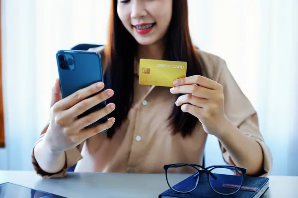 Online Shopping Internet Payments Beautiful Asian Women Using Credit Cards — Foto de Stock