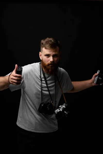 Gri Tişörtlü Yakışıklı Fotoğrafçı Ellerinde Omzunda Bir Sürü Kamerayla Kameraya — Stok fotoğraf