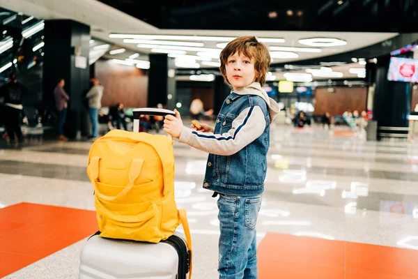 Child Boy Backpack Standing Airport Terminal Waiting Flight Travel Suitcase — Stockfoto