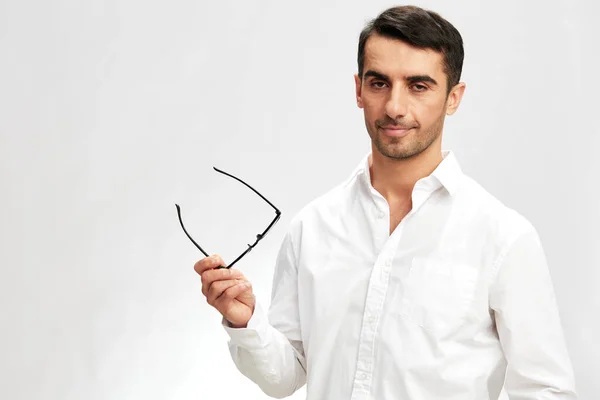 Framgångsrik Man Vit Skjorta Poserar Hand Gest Glasögon Isolerad Bakgrund — Stockfoto
