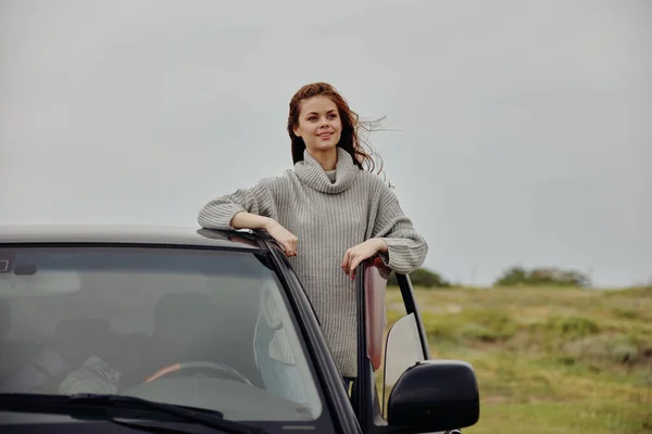 Pretty Woman Red Hair Sweater Car Nature Unaltered — Stock Photo, Image