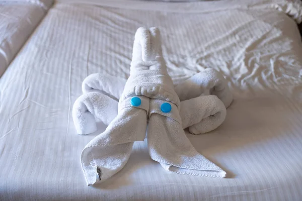 Schorpioen Beeldje Gemaakt Van Handdoeken Een Bed Een Hotelkamer — Stockfoto