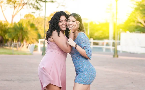 Дві Жінки Друзі Обіймаються Відкритому Повітрі Подруги Дівчата Обіймаються Насолоджуються — стокове фото