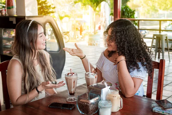 Due Ragazze Carine Che Conversano Una Caffetteria Due Amiche Che — Foto Stock