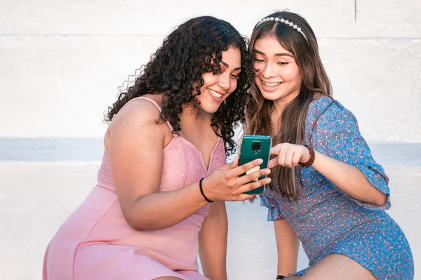 Dos Chicas Apuntando Teléfono Celular Chica Mostrando Teléfono Inteligente Amigo — Foto de Stock