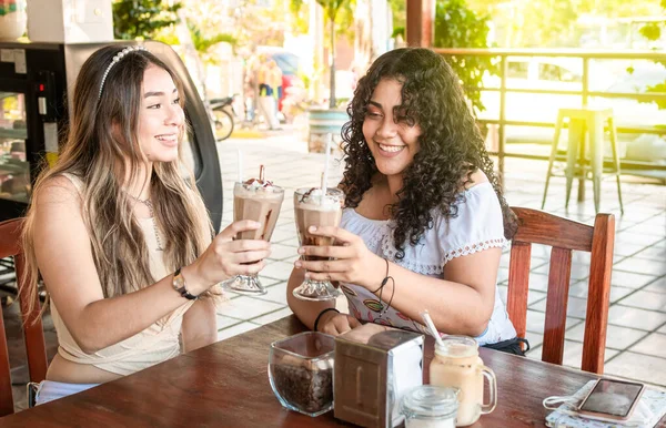 Две Девушки Пьют Молочный Коктейль Две Подруги Кафе Две Девушки — стоковое фото