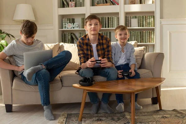 Três Meninos Irmãos Jogando Jogos Computador Laptop Jogos Vídeo Com — Fotografia de Stock
