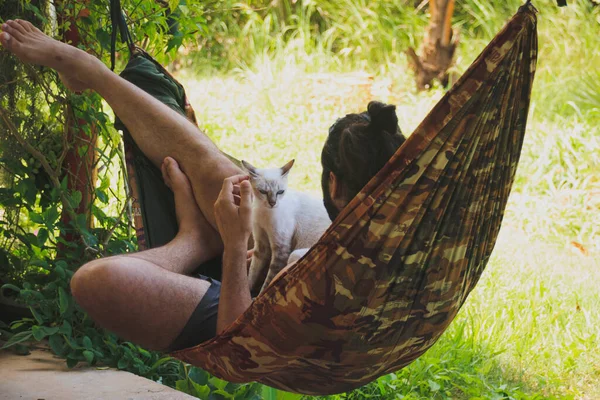 Man Relaxing Wit Pet Cat — Stockfoto