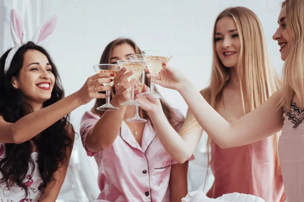 私たちの幸せのために ホワイトベッドルームで独身者を祝う 女の子は微笑み シャンパンを飲む — ストック写真
