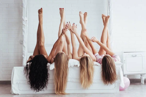 Αγγίζοντας Χέρια Τέσσερις Νεαρές Γυναίκες Ωραίο Σώμα Ξαπλωμένες Στο Κρεβάτι — Φωτογραφία Αρχείου