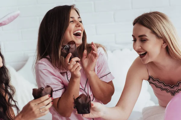 Sincere Smiles Bachelorette Party Bedroom Delicious Looking Chocolate Cookies Girlish — Stock Photo, Image
