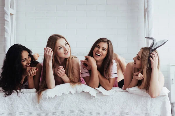 Goda Gamla Vänner Glada Flickor Nattkläderna Liggande Sängen Vitt Rum — Stockfoto