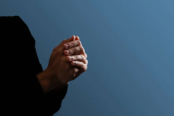 Orando Mãos Com Religião Crença Deus Fundo Escuro Poder Esperança — Fotografia de Stock