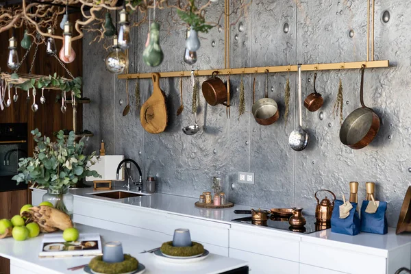 Kochtöpfe Hängen Der Küche Der Weißen Wand Hängt Ein Küchenutensil — Stockfoto