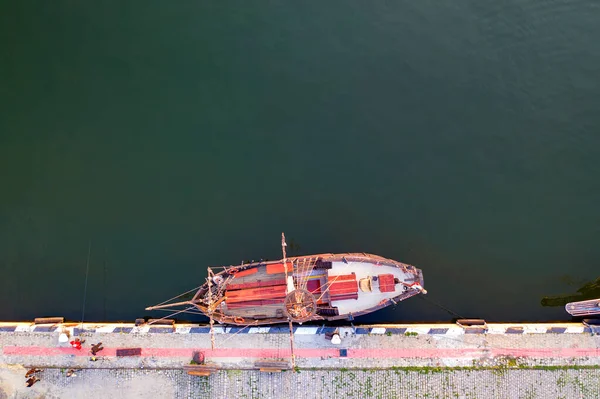 空中からの眺め波打ち際に係留されている小型ヴィンテージ船のドローン 駐車場 — ストック写真