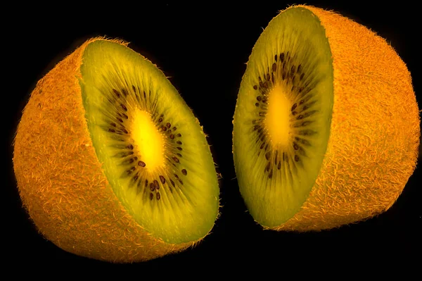 Kiwi Fruits Coupés Deux Tourné Sur Fond Noir — Photo