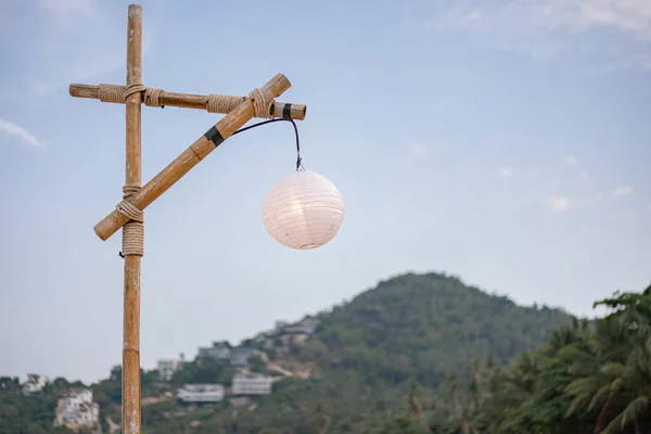 Бамбуковый Столб Белая Лампа Голубым Небом Зеленой Горой — стоковое фото