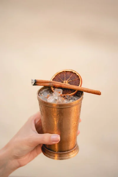 Hand Met Cocktail Alcoholische Drank Met Ijs Sinaasappel Kaneel Het — Stockfoto