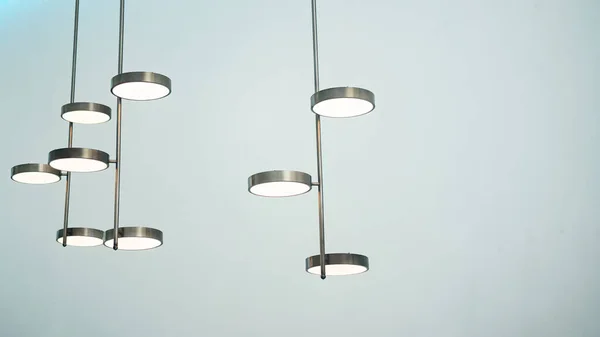 Une Lampe Métal Argenté Forme Cylindre Est Suspendue Plafond — Photo