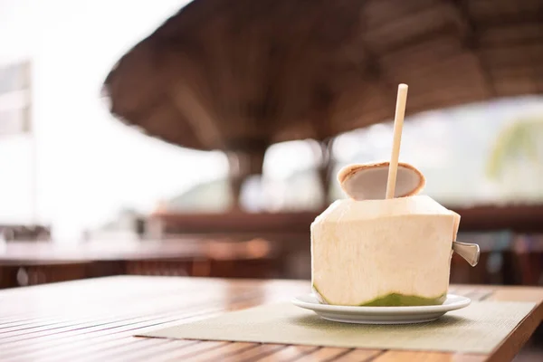 热带旅游胜地海滩酒吧的新鲜椰子 — 图库照片