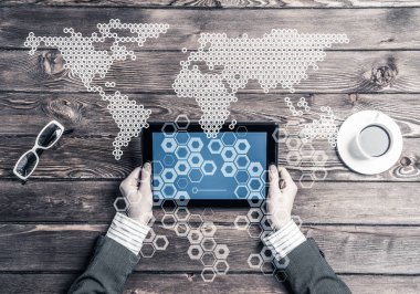Tablet cihazlı kahve fincanı ve medya kullanıcı arayüzüne sahip iş yeri