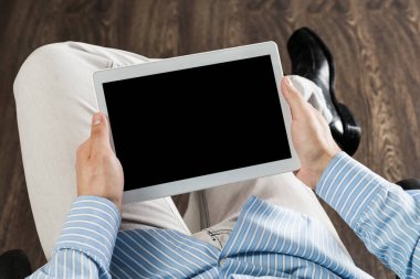 Tabletli bir işadamı, ofiste çalışıyor.
