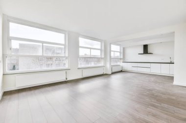 Açık gölgenin köşesindeki mutfak.