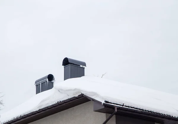Zwei Rechteckige Metallschornsteine Auf Dem Dach Des Hauses — Stockfoto