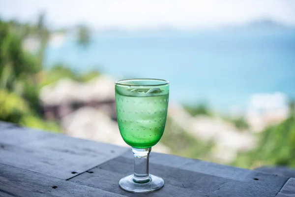 Bicchiere Acqua Potabile Con Ghiaccio Fondo Oceano Sfocato — Foto Stock