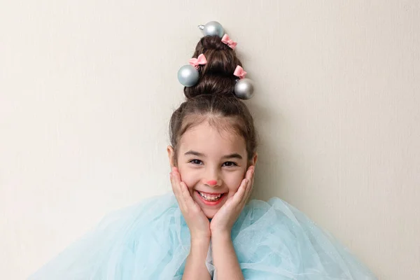 Saç Stili Noel Ağacı Şeklinde Komik Bir Kızın Portresi — Stok fotoğraf