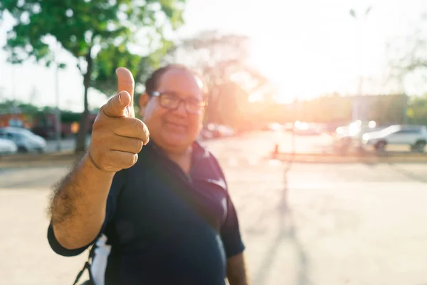 地元の観光客成熟したラテン系男性は日没時に屋外公園で日没時にカメラで指を指す — ストック写真