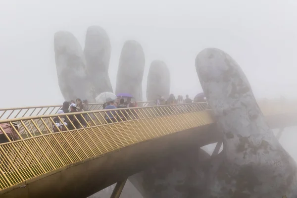 ダナン ベトナム 月04 2019 雨の日のダナンの ヒルズの金色の橋の霧の中の眺め — ストック写真