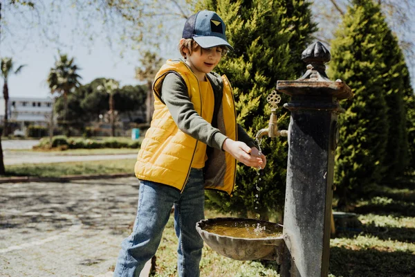 Anak Sekolah Dalam Pakaian Biasa Mencuci Tangannya Jalan Kuno Air — Stok Foto