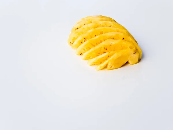 Ananas Skalade Och Skurna Halvor — Stockfoto