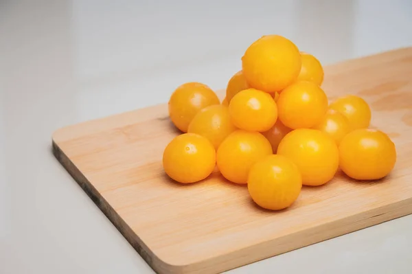 Mutfaktaki Tahta Kesme Tahtasının Üzerinde Beyaz Bir Masanın Üzerinde Sarı — Stok fotoğraf