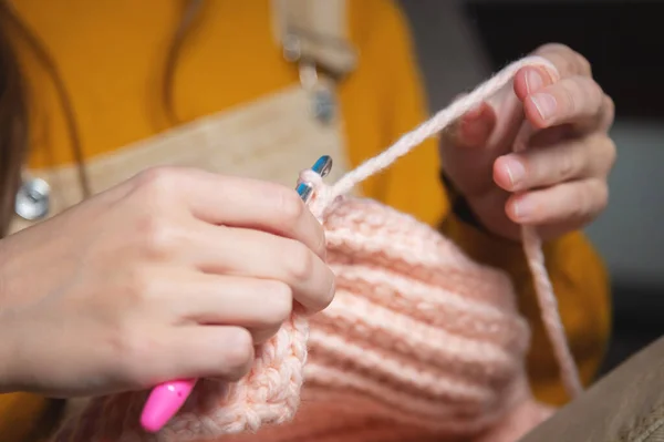 Female Hands Close Crocheting Clothes Sofa Home Handmade — Stock Photo, Image