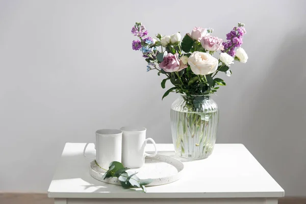 Букет Хакелією Велютіна Фіолетових Білих Троянд Дрібних Чайних Троянд Матової — стокове фото