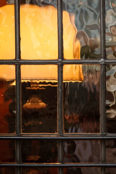 酒吧旧式波纹玻璃窗中的灯罩 — 图库照片