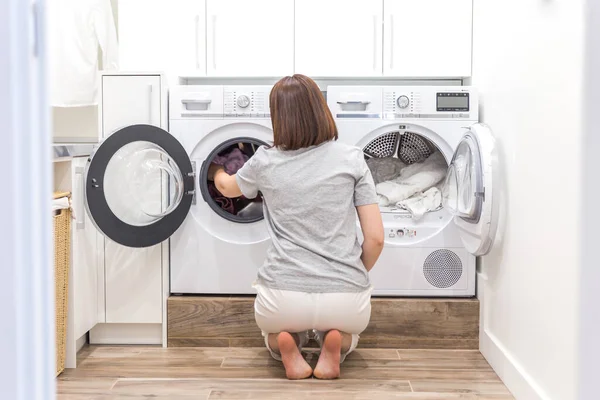 Vrouw Zet Kleren Aan Wasmachine Voor Wash — Stockfoto