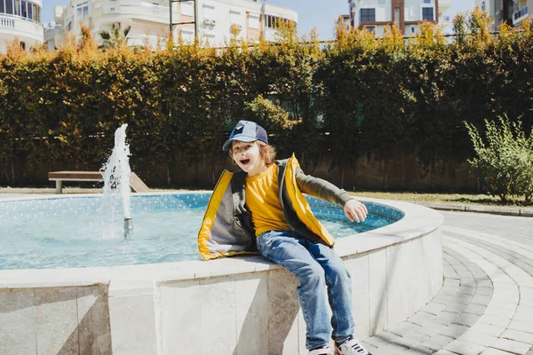 Schoolboy Sitting Fountain Public Park Spring Sunny Day Playing Water — Stockfoto