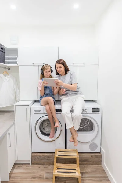 Νεαρή Μητέρα Και Κόρη Της Παίζουν Tablet Στην Αίθουσα Πλυντηρίων — Φωτογραφία Αρχείου