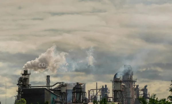 Co2排出量 工場の煙突からのCo2温室効果ガス排出量 二酸化炭素ガスの地球規模の大気汚染 地球大気中の二酸化炭素 温室効果ガス 煙突からの煙の排出 — ストック写真