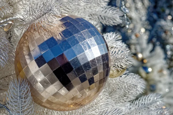 人工木の上のクリスマスのおもちゃ — ストック写真