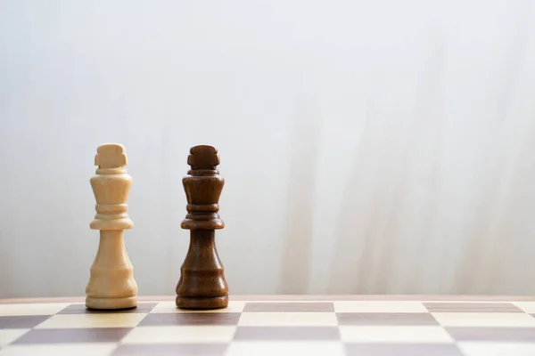 Крупним Планом Чорно Білі Королі Шаховій Дошці — стокове фото