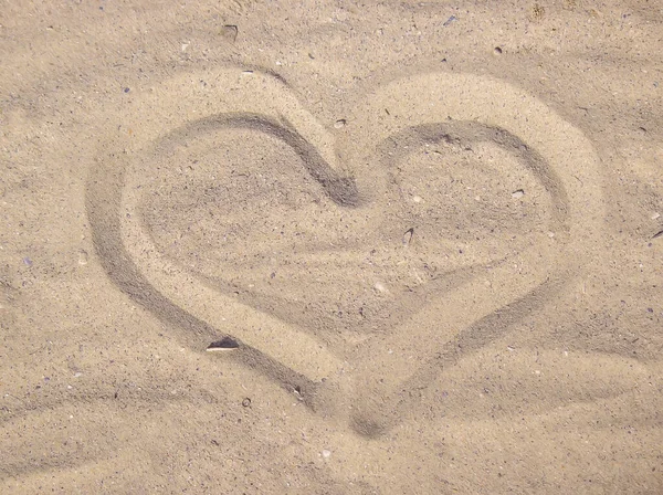 砂に描かれた心 ビーチの背景 トップ ビュー — ストック写真