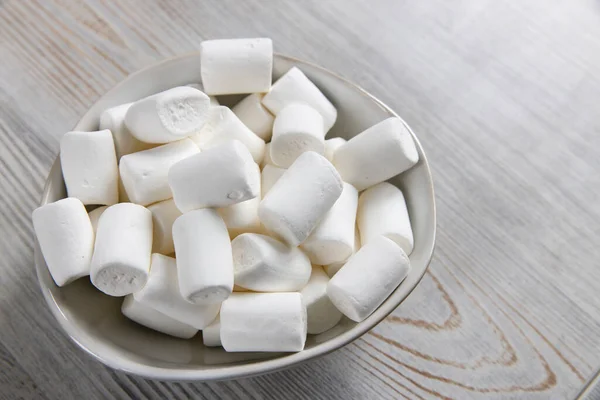 Bílé Marshmallows Porcelánové Míse Stole — Stock fotografie