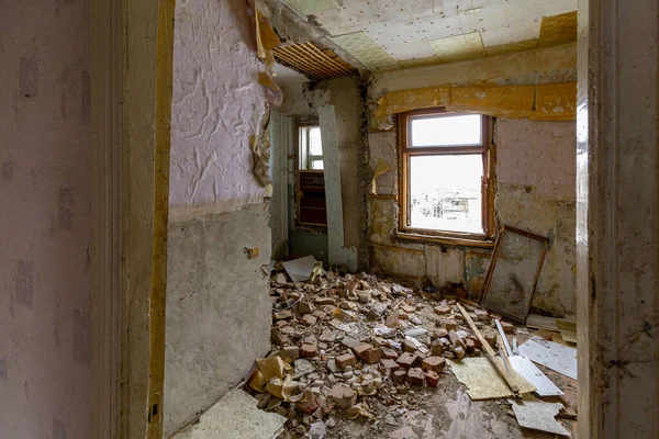 Många Tegelstenar Föll Från Ett Hål Husväggen Förstörd Explosion Bostadshus — Stockfoto