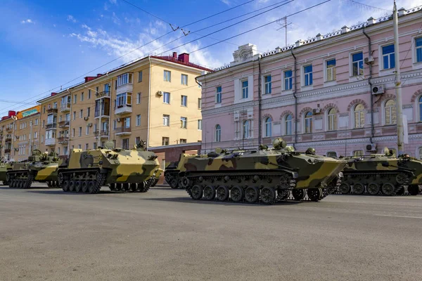 Veicoli Militari Russi Sulla Strada Della Città Sullo Sfondo Edifici — Foto Stock