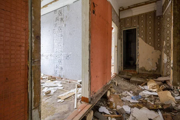 走廊和废弃房屋公寓的几个房间的概览 被一座爆炸的公寓楼摧毁 — 图库照片